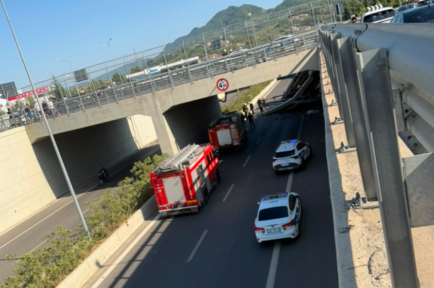 Detaje nga aksidenti te Unaza e Madhe  dyshohet për një viktimë  mjeti i tonazhit të rëndë ra nga ura pas përplasjes me fuoristradën