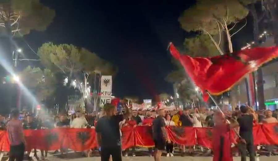 “Lironi çunat, lironi vajzat”, protesta e ditës së 54 fokusohet te të shoqëruarit nga policia