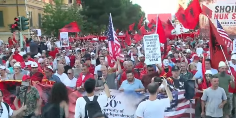 Dita e 35-të e protestës, qytetarë nga diaspora mbërrijnë në Tiranë për tubimin kombëtar