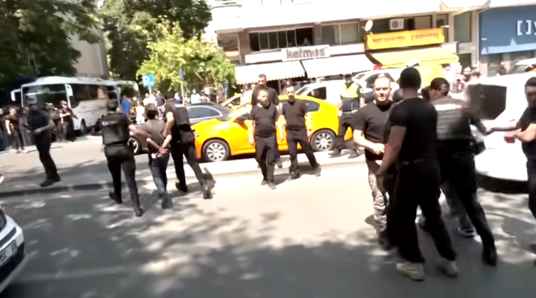 Përplasje në Ankara, protestuesit anti-NATO përleshen me policinë para samitit (VIDEO)