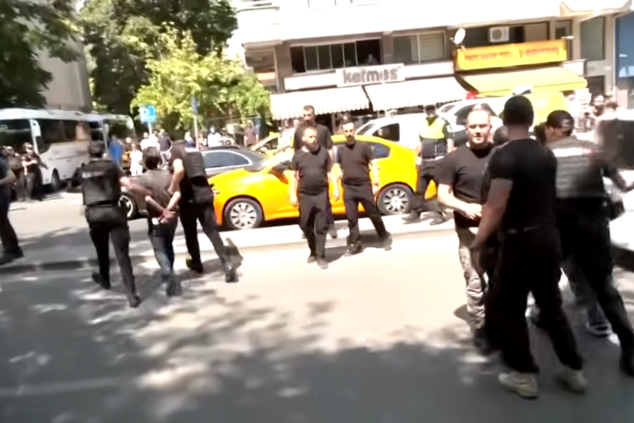 Përplasje në Ankara, protestuesit anti-NATO përleshen me policinë para samitit (VIDEO)