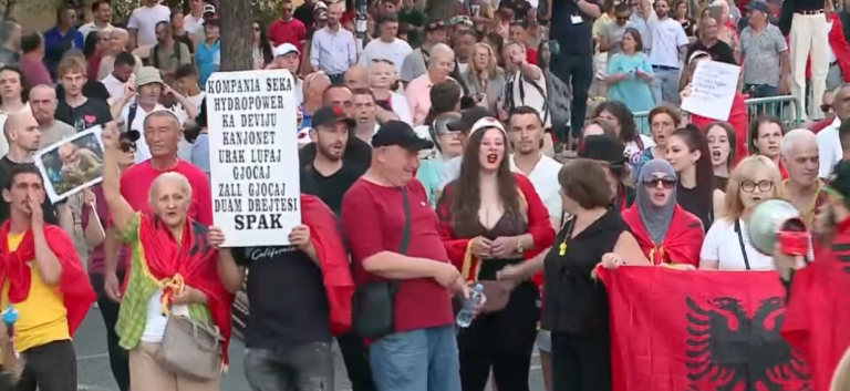 Protesta në Tiranë hyn në ditën e 41-të, aktivistët dhe qytetarët mblidhen para Kryeministrisë
