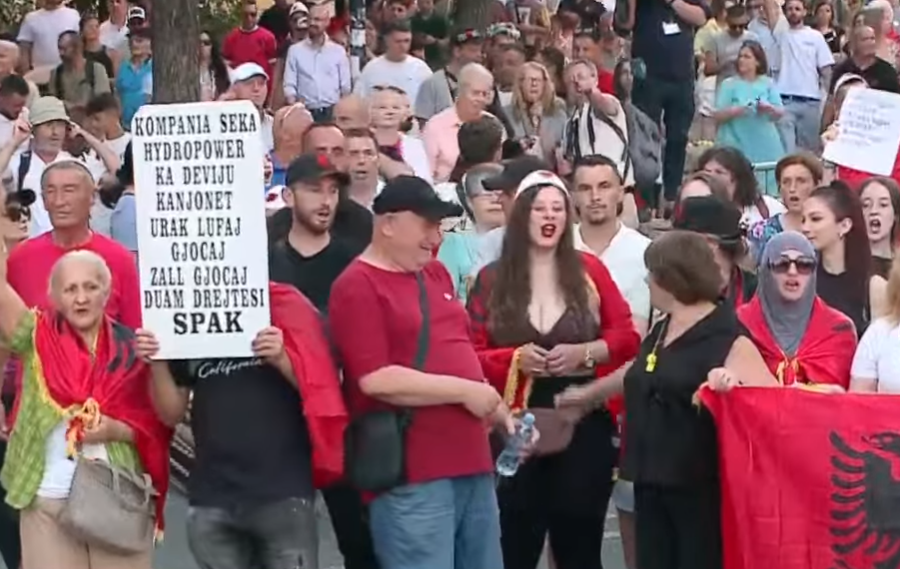 Protesta në Tiranë hyn në ditën e 41-të, aktivistët dhe qytetarët mblidhen para Kryeministrisë