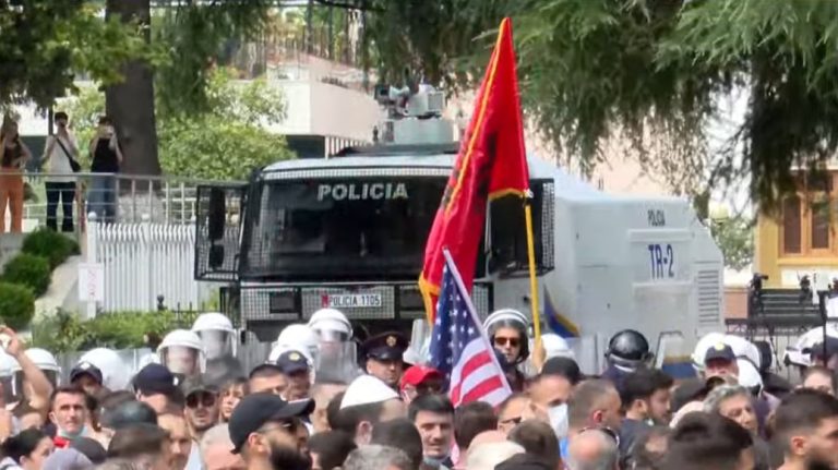 LIVE- Tensione para Parlamentit, shoqërohen 8 persona, policia përdor spraj djegës