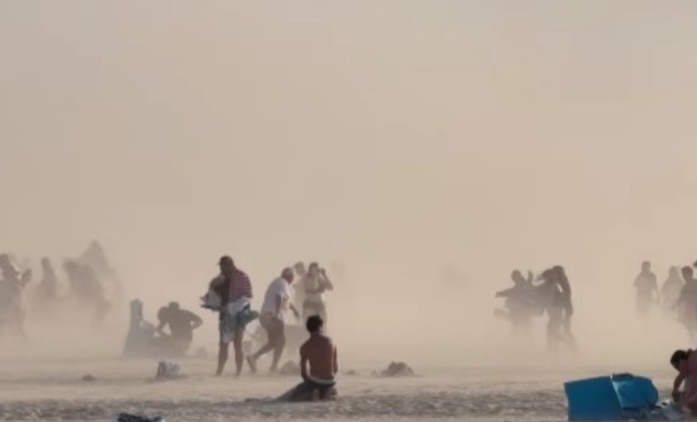 Nga 38 në 27 gradë në pak minuta, fenomeni “galerne” godet brigjet franceze! Stuhia e rërës shkakton panik te pushuesit (VIDEO)