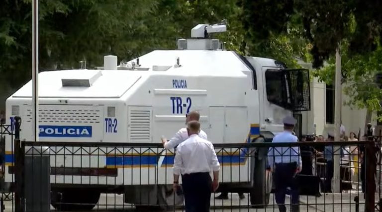 Protestuesit tentojnë të rrëzojnë gardhin metalik para Parlamentit, ndërhyn FNSH, bëhet gati autoboti me ujë