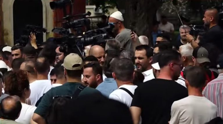 Adriatik Lapaj i bashkohet protestës, refuzohet nga një pjesë e protestuesve