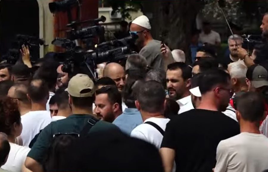 Adriatik Lapaj i bashkohet protestës, refuzohet nga një pjesë e protestuesve