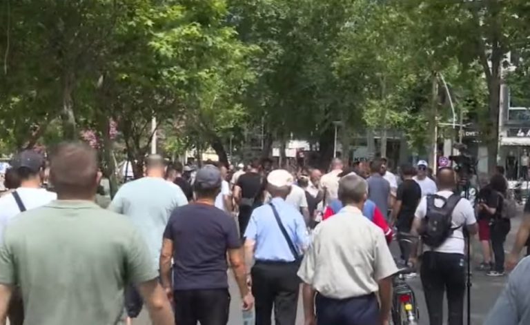 Shoqërimi i disa protestuesve, një pjesë e tyre shkojnë drejt komisariateve