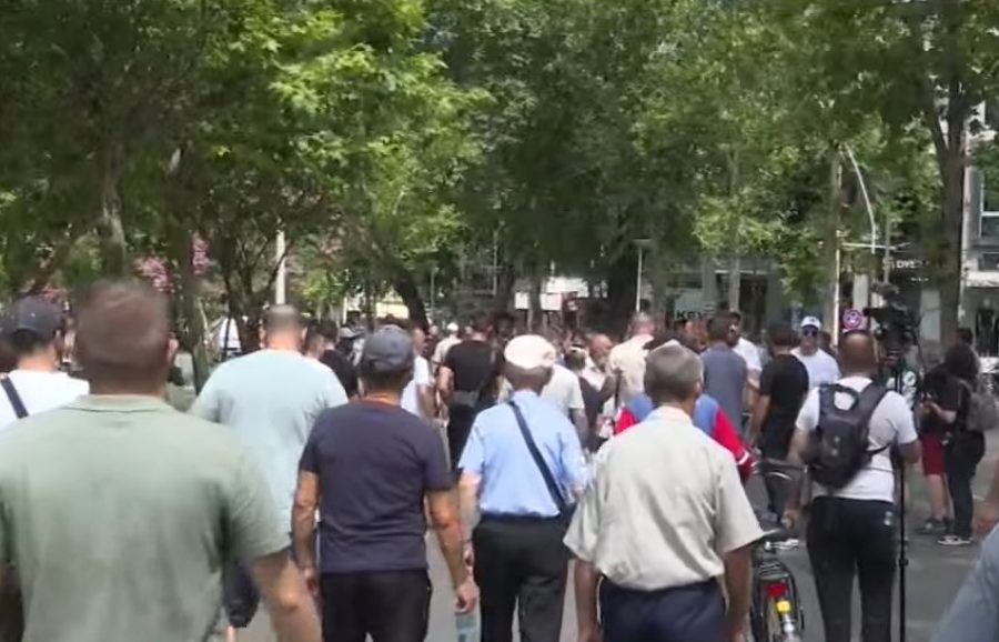 Shoqërimi i disa personave, një pjesë e protestuesve shkojnë drejt komisariateve