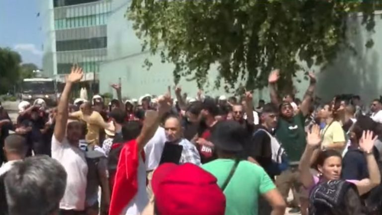 “Mos qëlloni policët”, protestuesit hedhin vezë dhe shishe plastike drejt hyrjes së Parlamentit