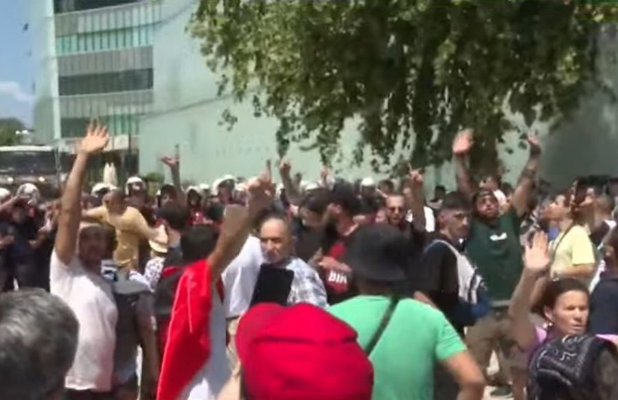 “Mos qëlloni policët”, protestuesit hedhin vezë dhe shishe plastike drejt hyrjes së Parlamentit