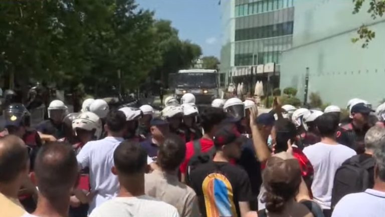 12 efektivë të dëmtuar gjatë protestës para Parlamentit, policia zbardh EMRAT