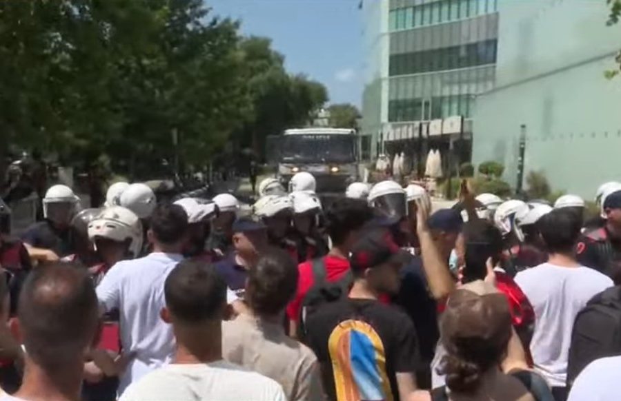 12 efektivë të dëmtuar gjatë protestës para Parlamentit, policia zbardh EMRAT