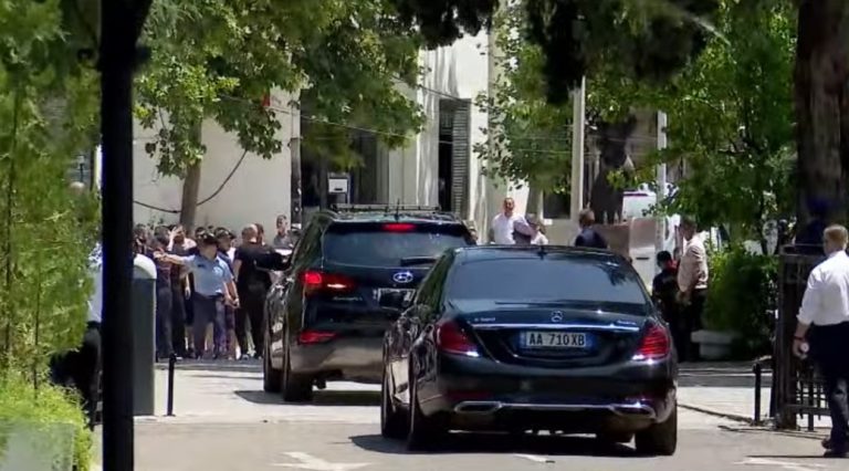 Protestuesit sulmojnë me vezë dhe shishe makinën e Peleshit kur del nga Parlamenti, kthehet mbrapsht