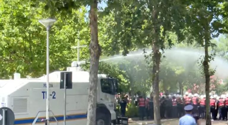 Tensionohet situata para Parlamentit, policia shpërndan me ujë protestuesit