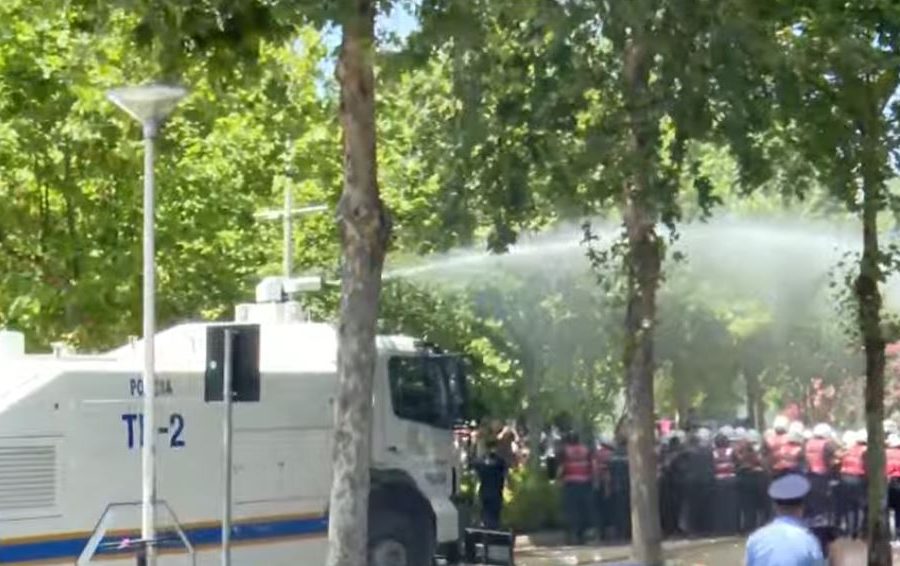 Tensionohet situata para Parlamentit, policia shpërndan me ujë protestuesit