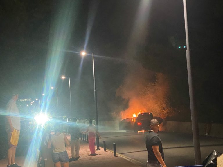 Përfshihet nga flakët një mjet në aksin Vlorë-Radhimë, shkrumbohet nga zjarri (VIDEO)