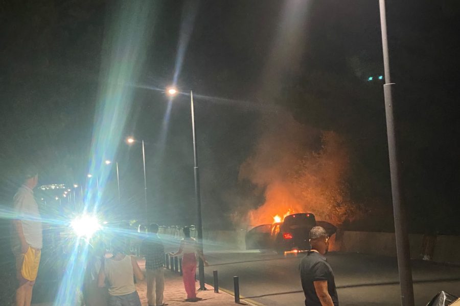Përfshihet nga flakët një mjet në aksin Vlorë-Radhimë, shkrumbohet nga zjarri (VIDEO)