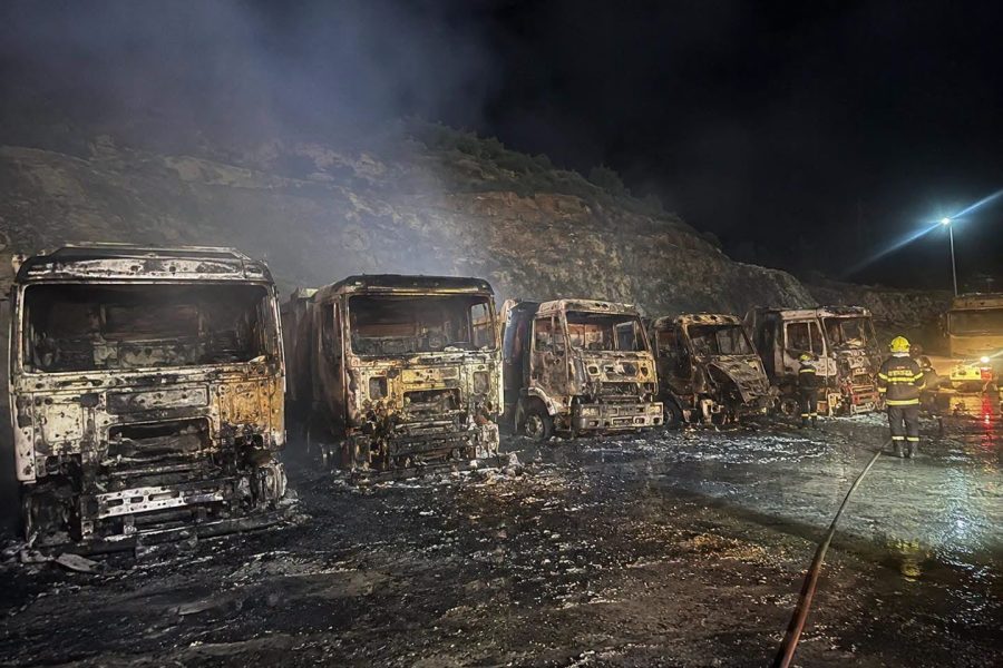 Digjen 5 mjete të tonazhit të rëndë në një gurore në Kurbin, dyshohet zjarrvënie e qëllimshme