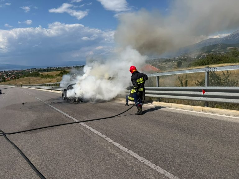 Përfshihet nga flakët “Benzi” në aksin Qafë Plloçë-Pogradec, dyshimet e para