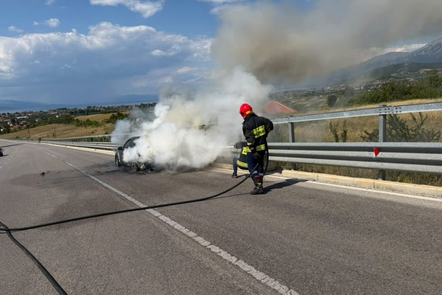 Përfshihet nga flakët “Benzi” në aksin Qafë Plloçë-Pogradec, dyshimet e para