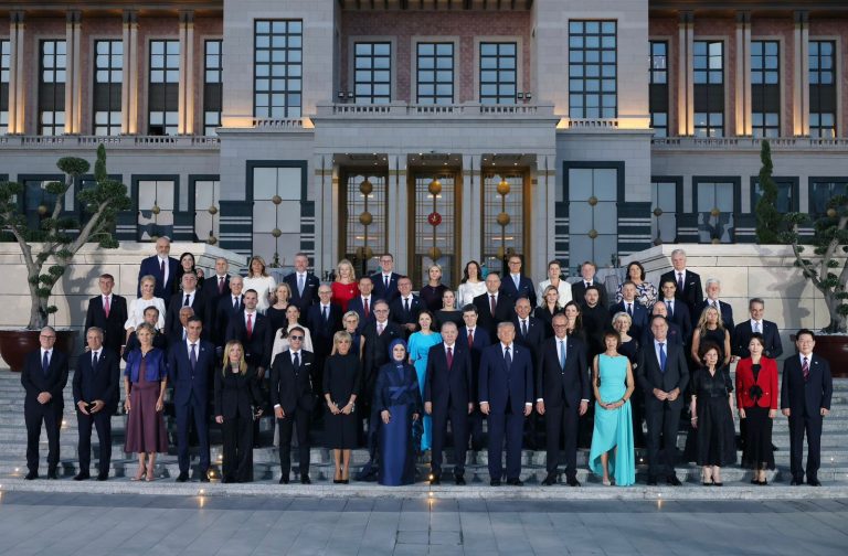 Publikohet fotoja familjare nga darka shtetërore e Presidentit Erdogan me liderët e NATO-s