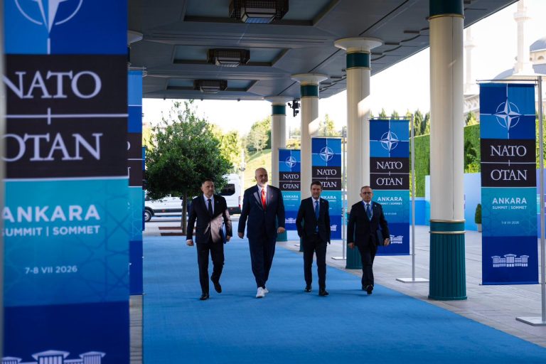 I shoqëruar nga ministrat Hoxha dhe Nufi, Rama mbërrin në Samitin e NATO-s. Takim me Rutte (VIDEO)