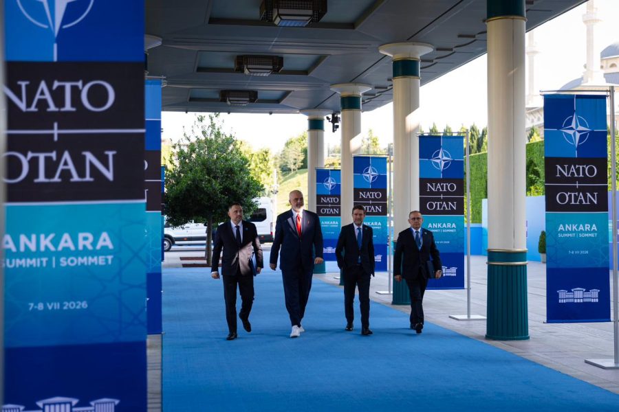 I shoqëruar nga ministrat Hoxha dhe Nufi, Rama mbërrin në Samitin e NATO-s. Takim me Rutte (VIDEO)