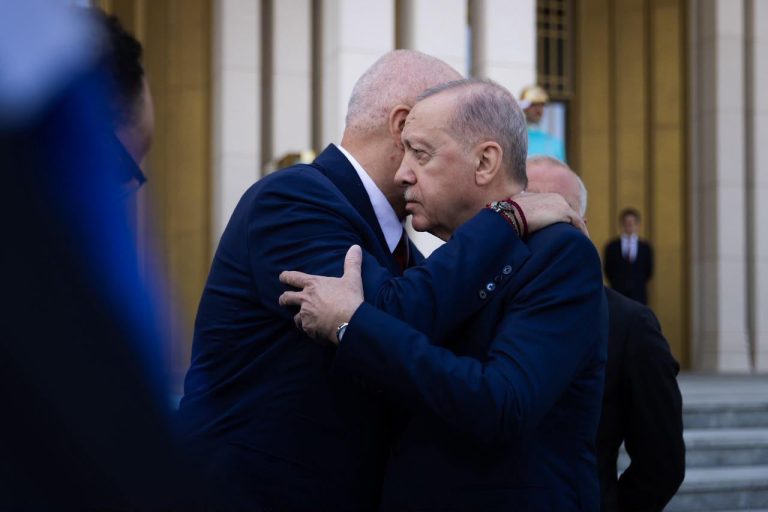 Zbulohen fotot, këto janë pistoletat që Erdogan u dhuroi liderëve të shteteve të NATO-s