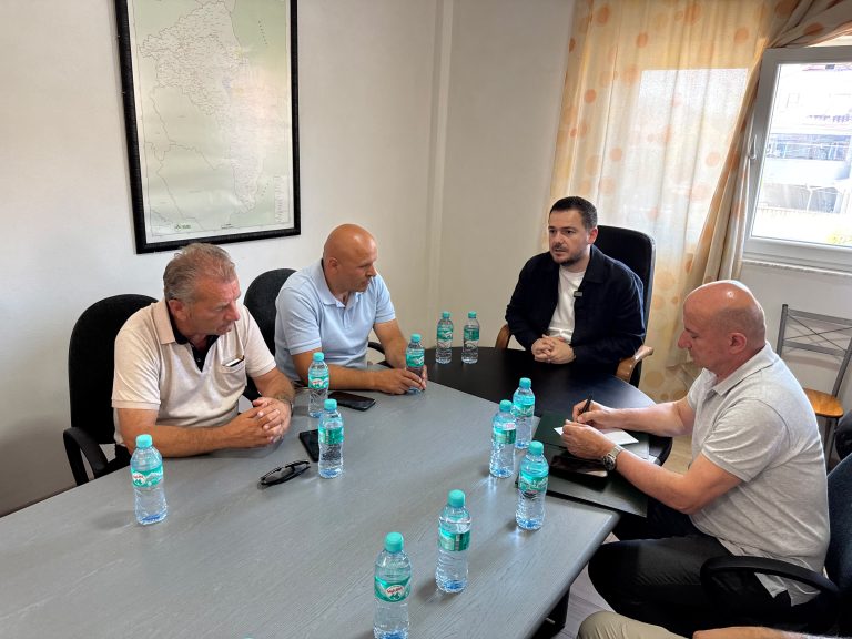 Ministri Salla takim me fermerët në Korçë: Dëmshpërblimet për përmbytjet do jepen së shpejti