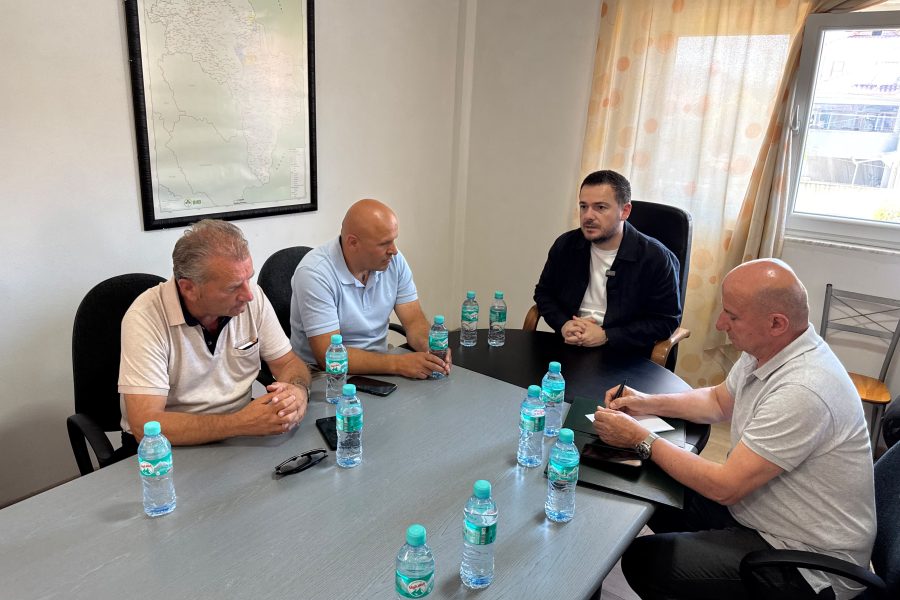 Ministri Salla takim me fermerët në Korçë: Dëmshpërblimet për përmbytjet do jepen së shpejti