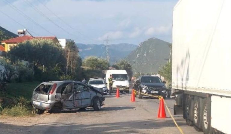 Aksident i rëndë në Elbasan-Librazhd, humb jetën 19-vjeçari pasi makina del nga rruga