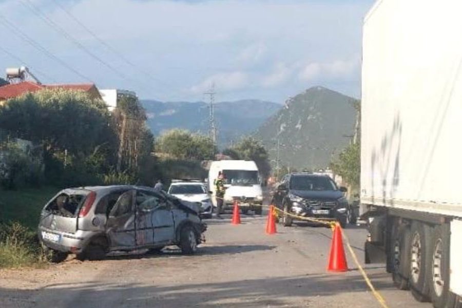 Aksident i rëndë në Elbasan-Librazhd, humb jetën 19-vjeçari pasi makina del nga rruga