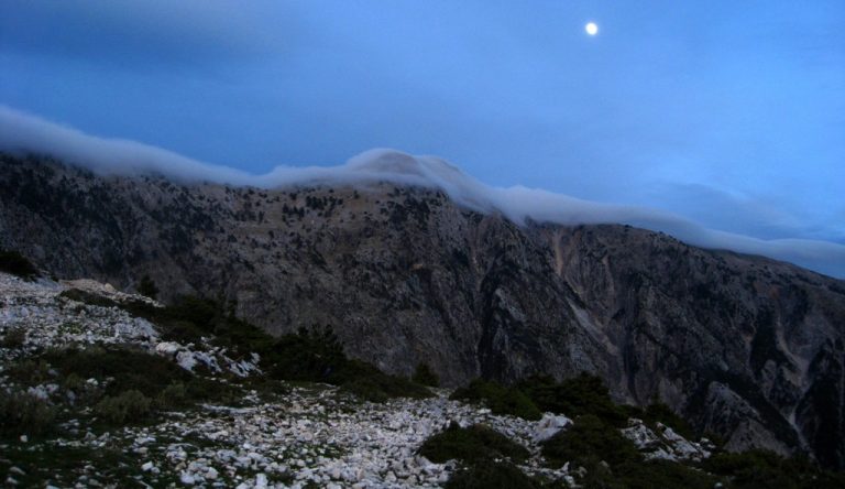 Dy turistë gjermanë humbën orientimin në malin e Çikës, njëri plagoset pas rrëzimit. Vijon operacioni i shpëtimit