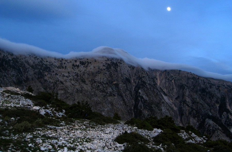 Dy turistë gjermanë humbën orientimin në malin e Çikës, njëri plagoset pas rrëzimit. Vijon operacioni i shpëtimit
