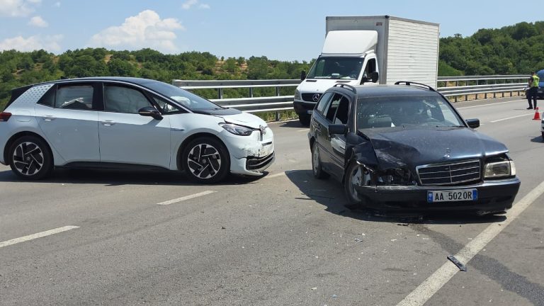 Aksident në aksin Pogradec-Korçë, plagosen dy persona (VIDEO)