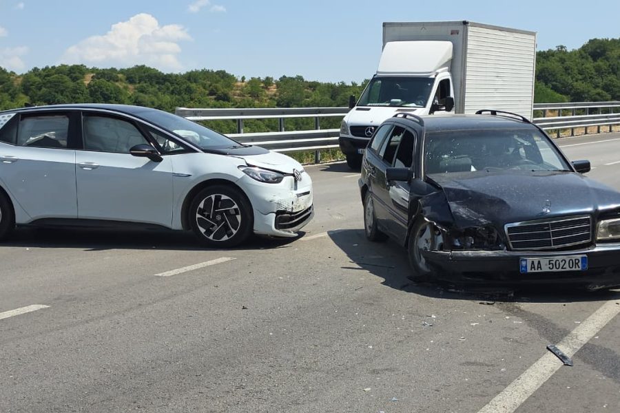 Aksident në aksin Pogradec-Korçë, plagosen dy persona (VIDEO)