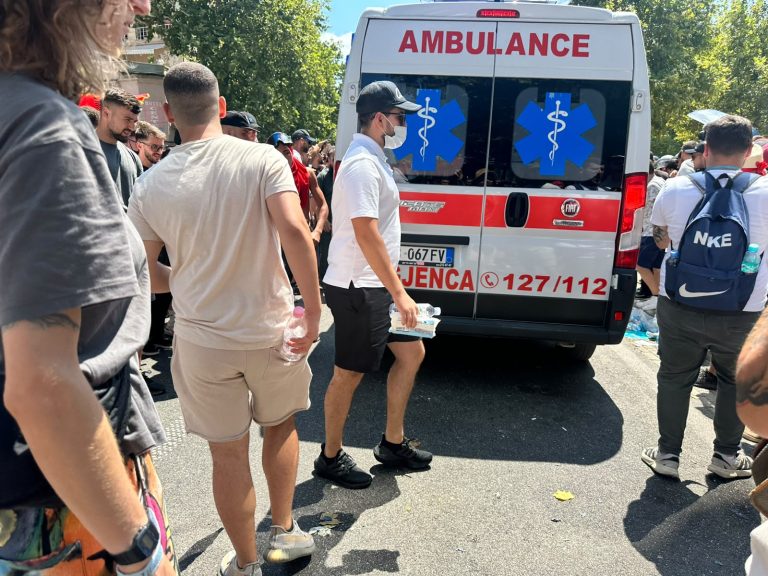 Protestuesi ndihet keq, humbet ndjenjat në mes të turmës! Mbërrin ambulanca