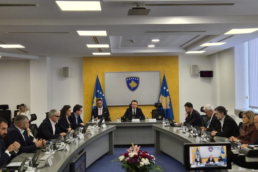 Kurti kundër rikthimit të gjyqtarëve e prokurorëve serbë: Largimi i tyre ishte akt politik