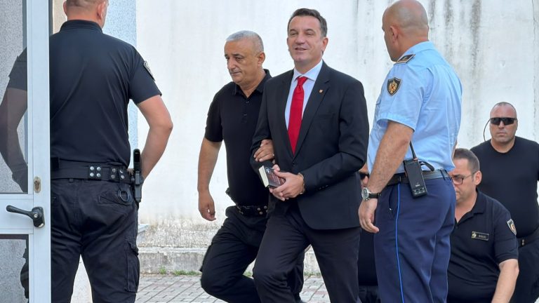 Gjyqi i radhës ndaj prokurorit Ols Dado, Veliaj mbërrin në Gjykatën Administrative (VIDEO)