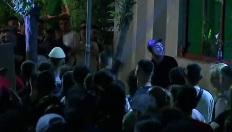 “U ekzaltova nga turma”, lirohet 33-vjeçari i arrestuar për incidentin në Komisariatin Nr. 3