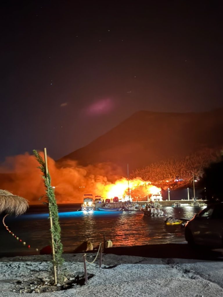 Zjarr masiv në Porto Palermo