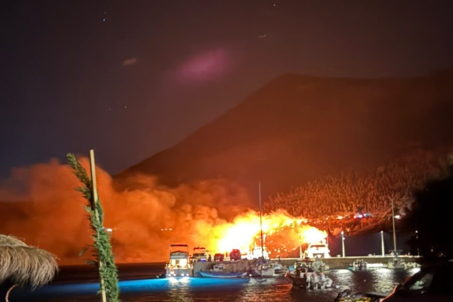 Zjarr masiv në Porto Palermo
