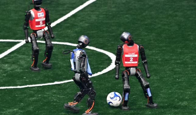 Robotët humanoidë zbresin në fushën e futbollit në RoboCup 2026