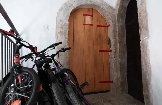 E rëndë! Zbulohen trupat e 5 foshnjave në kuti kartoni brenda një apartamenti në Francë
