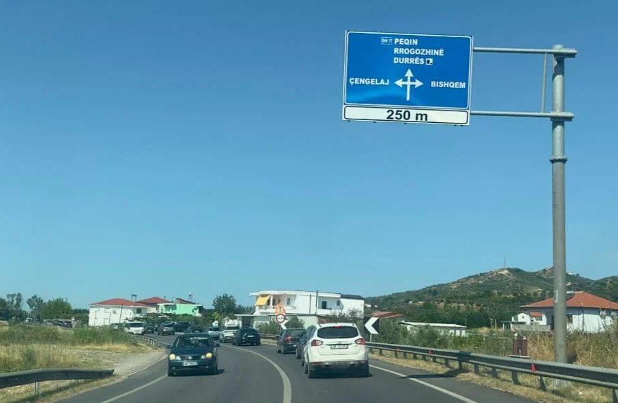 Aksident në aksin Peqin–Rrogozhinë, plagoset një person