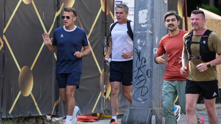 I veshur sportiv, Macron vrapon në rrugët e Ankarasë përpara samitit të NATO-s. Përshëndet kalimtarët (VIDEO)