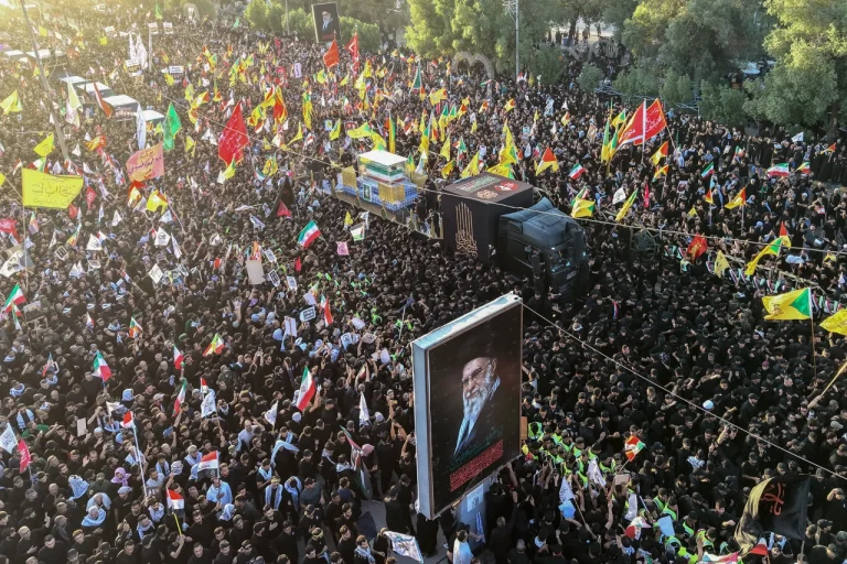 Procesioni mortor i Khameneit kalon në Irak, mijëra persona marrin pjesë