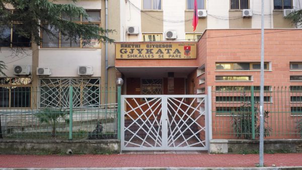 Dhuna ndaj të miturës në Fier, gjykata jep masat e sigurisë për tre vajzat e dyshuara, ja për çfarë akuzohen